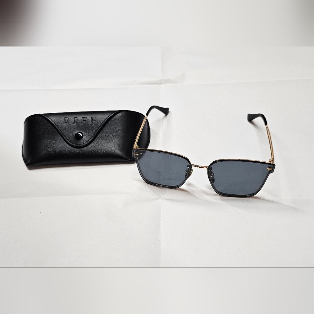 Diff Eyewear Black and Gold Aviator Sunglasses